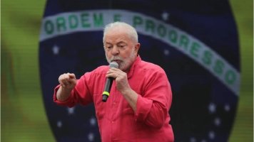 Lula comenta fuga de Flávio Bolsonaro do Brasil: 'Vergonhoso'