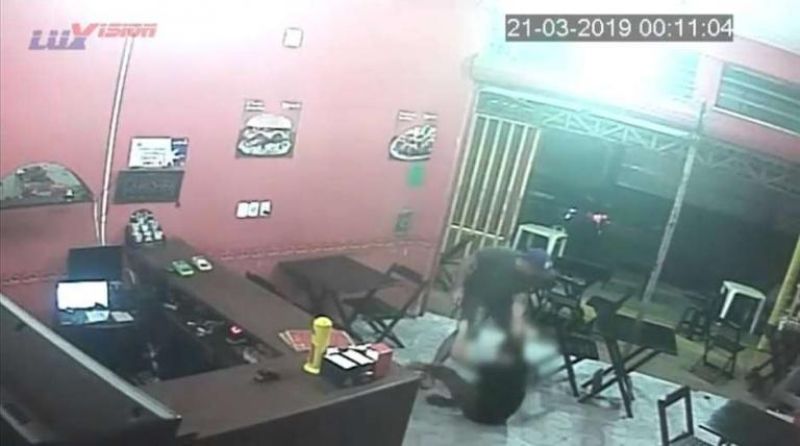 Vídeo: PM agride atendente de lanchonete por causa de lanche