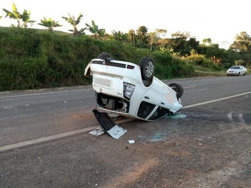 Veículo fica parcialmente destruído ao capotar na BR-429