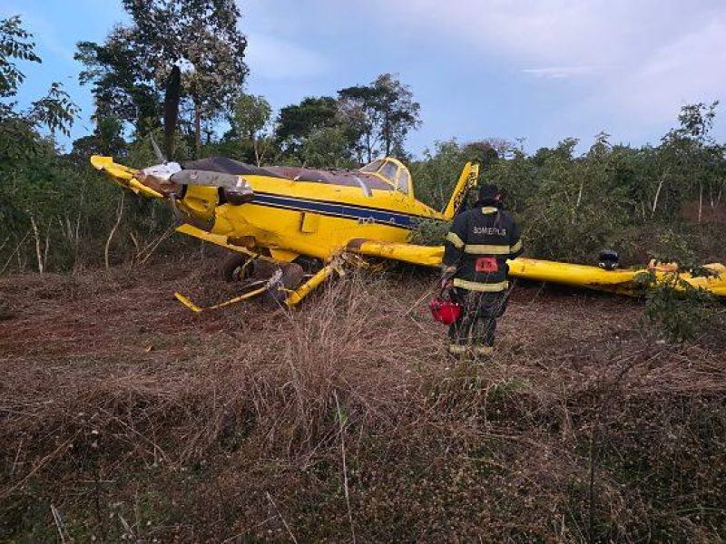 Piloto é socorrido após queda de avião agrícola