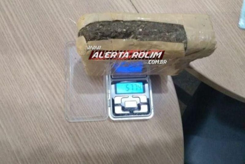 Rolim de Moura – Homem é preso pela PM com mais de meio kg de droga, enquanto trafegava em moto, sem habilitação, sem capacete e falando ao celular Rolim de Moura – Homem é preso pela PM com mais de meio kg de droga, enquanto trafegava em moto, sem habilitação, sem capacete e falando ao celular