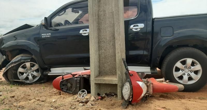 Grave acidente envolvendo Caminhonete e motocicleta deixa condutora ferida em Seringueiras Grave acidente envolvendo Caminhonete e motocicleta deixa condutora ferida em Seringueiras