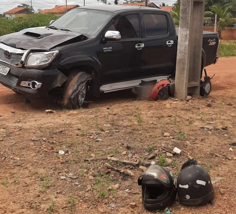 Grave acidente envolvendo Caminhonete e motocicleta deixa condutora ferida em Seringueiras Grave acidente envolvendo Caminhonete e motocicleta deixa condutora ferida em Seringueiras