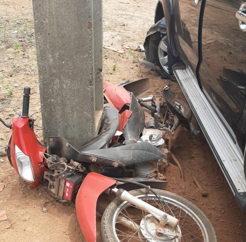 Grave acidente envolvendo Caminhonete e motocicleta deixa condutora ferida em Seringueiras Grave acidente envolvendo Caminhonete e motocicleta deixa condutora ferida em Seringueiras
