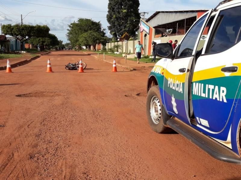 Mulher cai de moto após andar na contramão e bater em buraco em Rolim de Moura Mulher cai de moto após andar na contramão e bater em buraco em Rolim de Moura