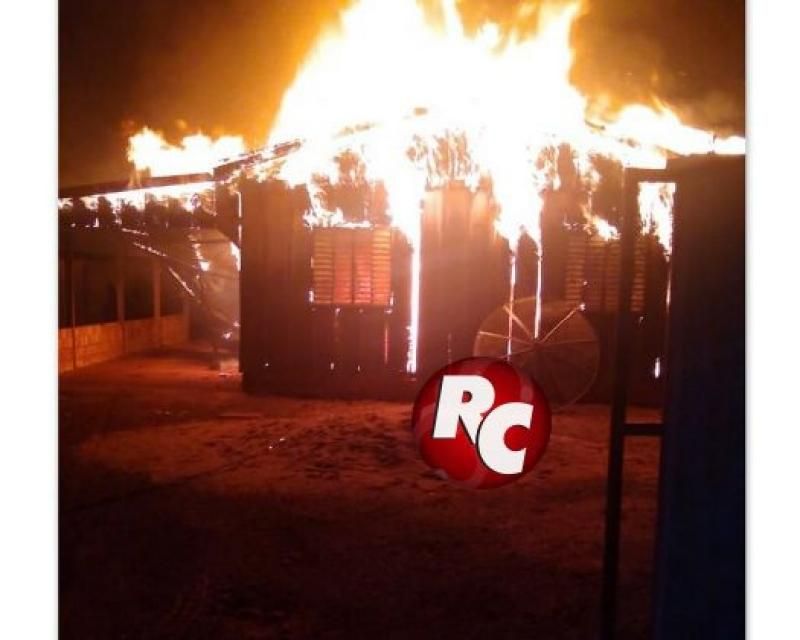 Casa fica totalmente destruída após incêndio criminoso em São Francisco do Guaporé Casa fica totalmente destruída após incêndio criminoso em São Francisco do Guaporé