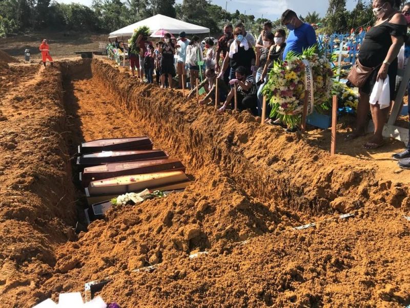 Caixões serão empilhados em valas comuns para suprir demanda de enterros em Manaus Caixões serão empilhados em valas comuns para suprir demanda de enterros em Manaus
