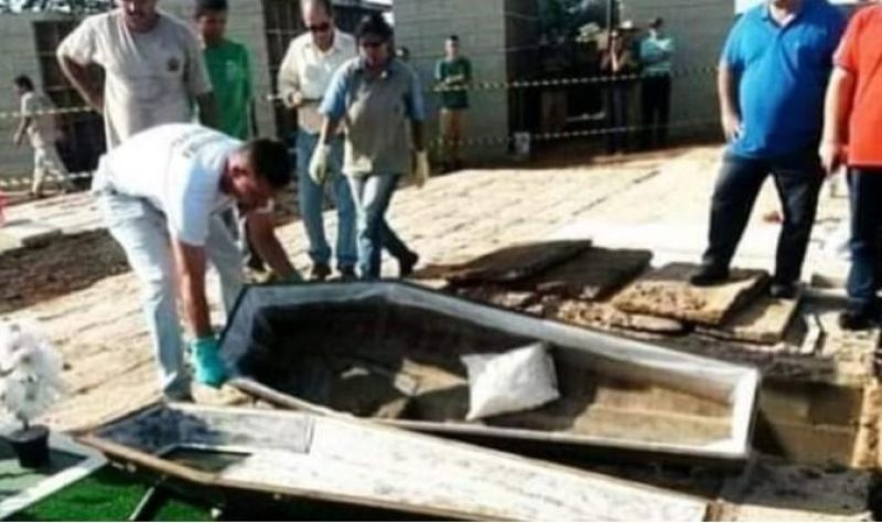 Fotos e vídeos de caixões sendo enterrados vazios no Amazonas são FALSOS Fotos e vídeos de caixões sendo enterrados vazios no Amazonas são FALSOS