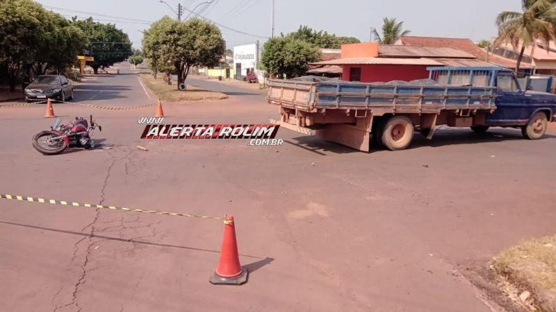 Mulher fratura a perna após ter moto atingida por caminhonete em Rolim de Moura Mulher fratura a perna após ter moto atingida por caminhonete em Rolim de Moura