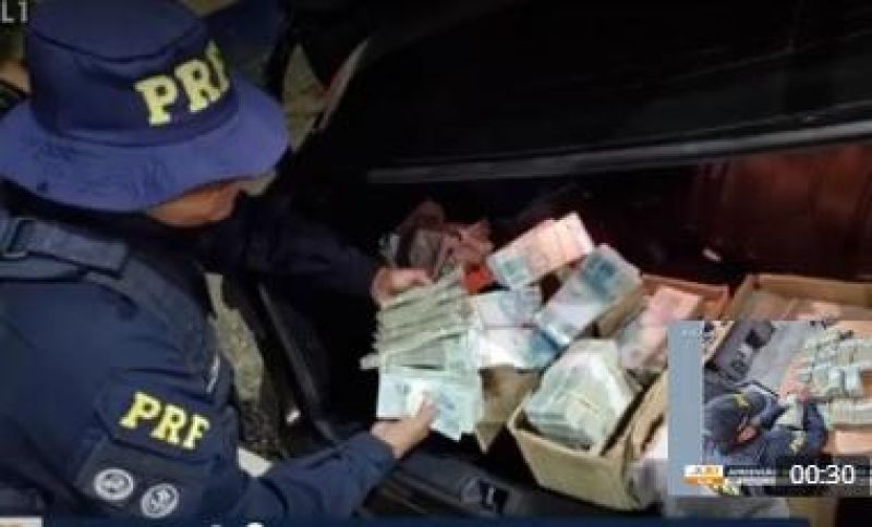 Mais de R$2,5 milhões em ‘dinheiro vivo’ são apreendidos no porta-malas de carro no Pará Mais de R$2,5 milhões em ‘dinheiro vivo’ são apreendidos no porta-malas de carro no Pará