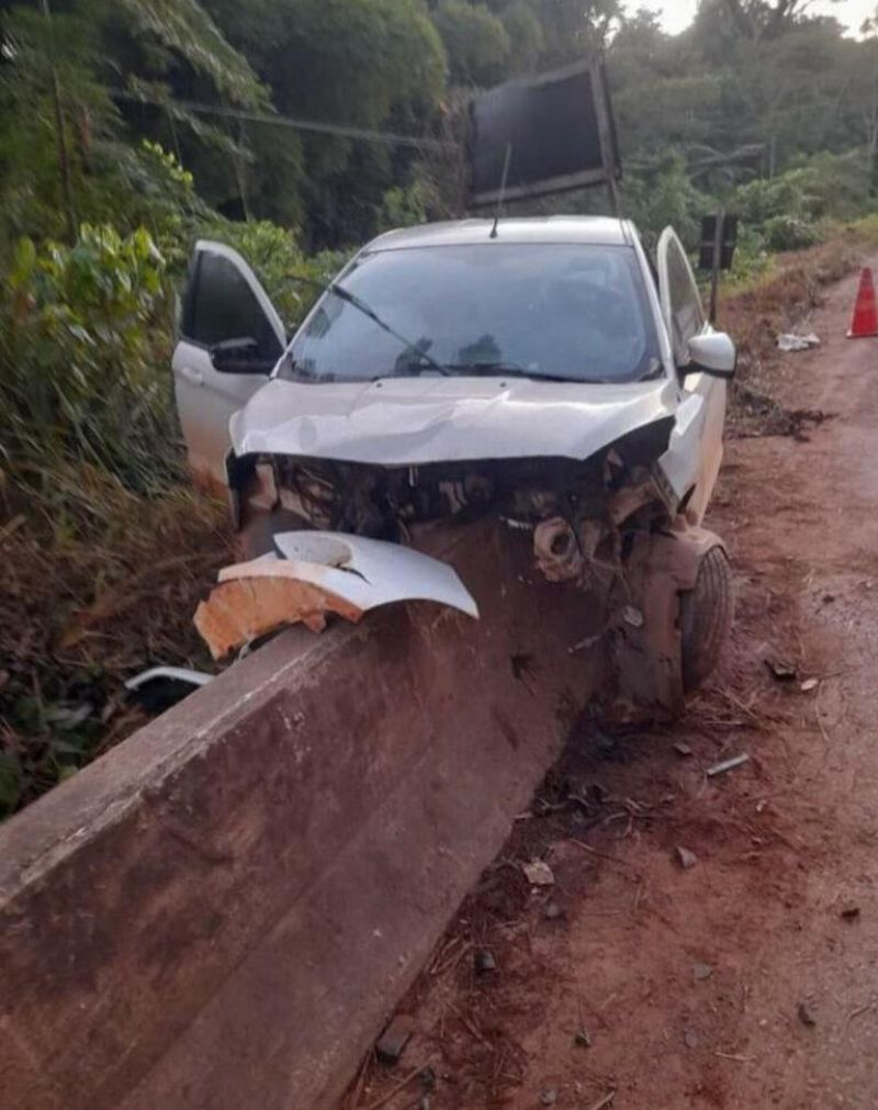 Condutor perde o controle da direção e colide na cabeceira da ponte do Rio Bamburro em Santa Luzia Condutor perde o controle da direção e colide na cabeceira da ponte do Rio Bamburro em Santa Luzia
