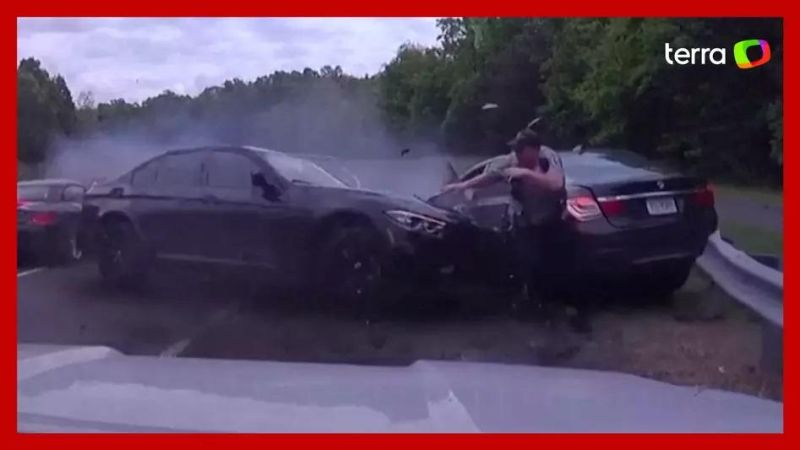 Policial escapa por pouco de batida entre carros; vídeo Policial escapa por pouco de batida entre carros; vídeo