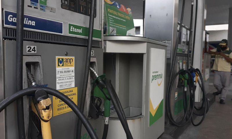 Gasolina pode ficar R$ 0,34 mais cara a partir de quinta-feira (29), segundo entidades Gasolina pode ficar R$ 0,34 mais cara a partir de quinta-feira (29), segundo entidades