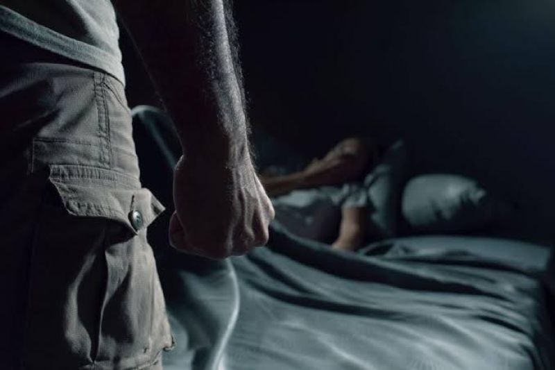 Mulher tem casa invadida pelo ex-marido e quase é abusada sexualmente na frente da filha Mulher tem casa invadida pelo ex-marido e quase é abusada sexualmente na frente da filha