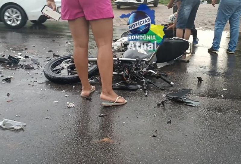 Grave acidente entre moto e caminhão deixa um morto em Ji-Paraná Grave acidente entre moto e caminhão deixa um morto em Ji-Paraná