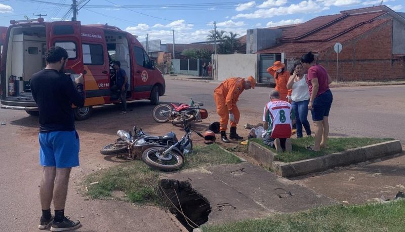 Condutora é socorrida em estado grave após colisão entre motos em Rolim de Moura Condutora é socorrida em estado grave após colisão entre motos em Rolim de Moura