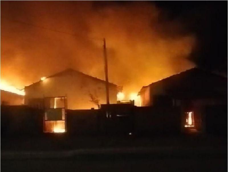 Incêndio destruiu três casas nessa madrugada em Alvorada do Oeste; vídeo Incêndio destruiu três casas nessa madrugada em Alvorada do Oeste; vídeo