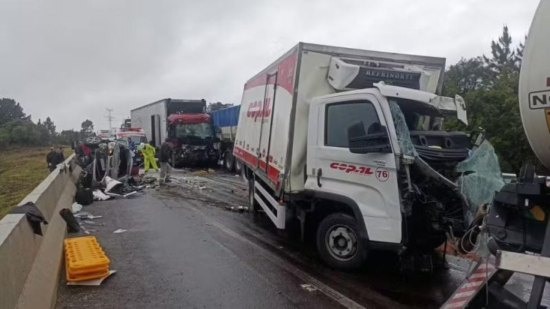 Engavetamentos envolvendo 17 veículos deixam 1 morto no Paraná Engavetamentos envolvendo 17 veículos deixam 1 morto no Paraná