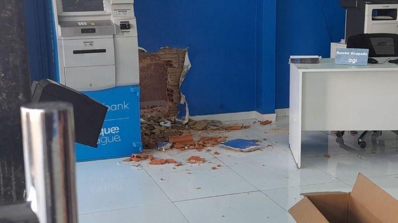 Em RO, ladrões invadem banco pela parede, usam maçarico para arrombar caixa, mas não conseguem levar nada Em RO, ladrões invadem banco pela parede, usam maçarico para arrombar caixa, mas não conseguem levar nada