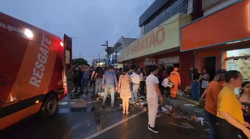 Atualizada: Teto de loja desaba sobre colaboradores e clientes durante forte chuva em Cacoal; Uma pessoa morreu e três ficaram feridas -- vídeos Atualizada: Teto de loja desaba sobre colaboradores e clientes durante forte chuva em Cacoal; Uma pessoa morreu e três ficaram feridas -- vídeos