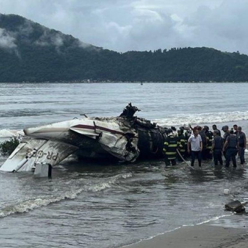 Avião com 5 pessoas explode após ultrapassar pista de aeroporto em SP; apenas o piloto morreu Avião com 5 pessoas explode após ultrapassar pista de aeroporto em SP; apenas o piloto morreu
