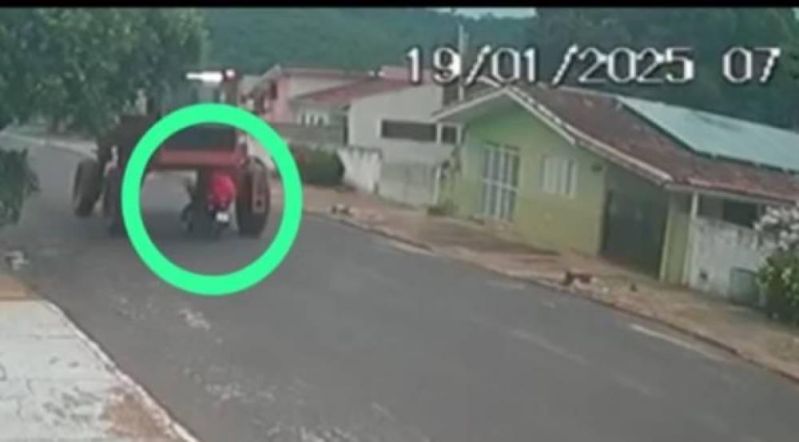 Garupa morre após dupla tentar passar por debaixo de máquina agrícola no MT; vídeo Garupa morre após dupla tentar passar por debaixo de máquina agrícola no MT; vídeo