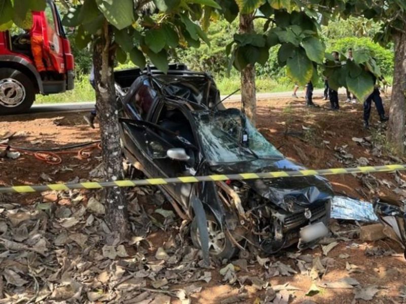 Jovem de 25 anos morre após bater de frente numa árvore na RO-463 Jovem de 25 anos morre após bater de frente numa árvore na RO-463