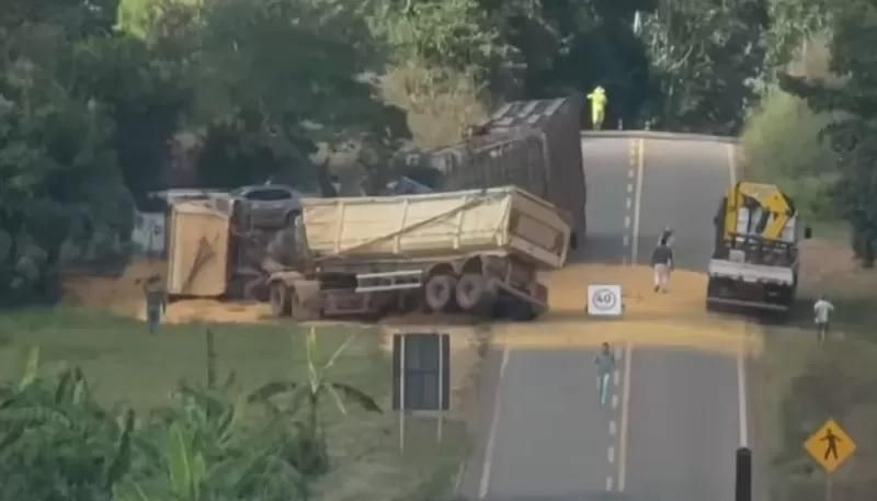 Homem morre preso às ferragens após acidente entre carreta e caminhão na BR-435, em RO Homem morre preso às ferragens após acidente entre carreta e caminhão na BR-435, em RO