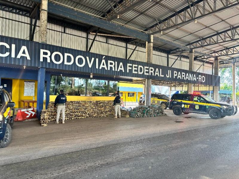 PRF apreende mais de 2 toneladas de drogas na BR-364, em Ji-Paraná PRF apreende mais de 2 toneladas de drogas na BR-364, em Ji-Paraná