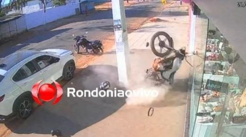 Motociclista é socorrido em estado grave após perder controle da direção e bater em placa de sinalização; vídeo Motociclista é socorrido em estado grave após perder controle da direção e bater em placa de sinalização; vídeo