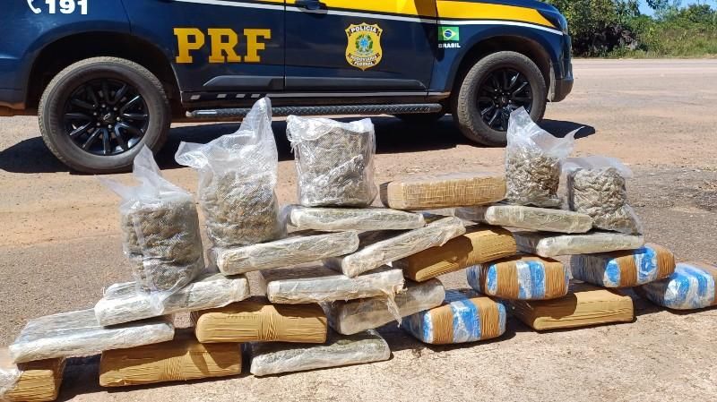 PRF apreende 23 kg de maconha transportados em táxi na BR-364 em Porto Velho PRF apreende 23 kg de maconha transportados em táxi na BR-364 em Porto Velho