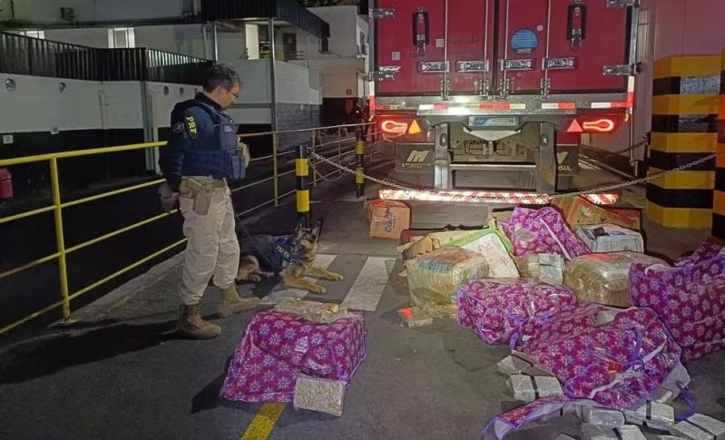 PRF apreende 400 kg de maconha escondidos em carga de carne que teriam saído do Acre com destino ao ES PRF apreende 400 kg de maconha escondidos em carga de carne que teriam saído do Acre com destino ao ES