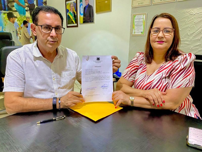 ROLIM DE MOURA: Prefeito Aldo Júlio e a secretária Sandra Miranda assinam ordem de serviço para construção da nova sede do Conselho Tutelar ROLIM DE MOURA: Prefeito Aldo Júlio e a secretária Sandra Miranda assinam ordem de serviço para construção da nova sede do Conselho Tutelar