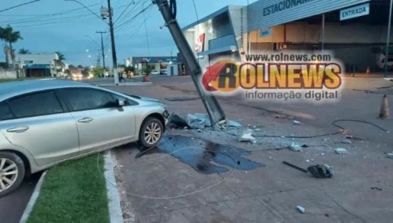 ROLIM DE MOURA: Motorista sem CNH perde controle, bate em poste e deixa parte da cidade sem energia ROLIM DE MOURA: Motorista sem CNH perde controle, bate em poste e deixa parte da cidade sem energia