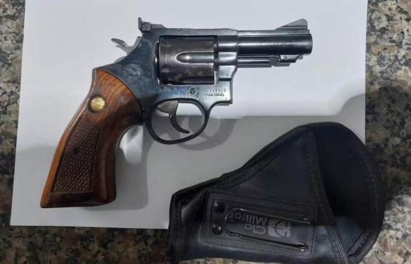 Arma é encontrada em mochila de passageiro durante fiscalização em aeroporto de RO Arma é encontrada em mochila de passageiro durante fiscalização em aeroporto de RO