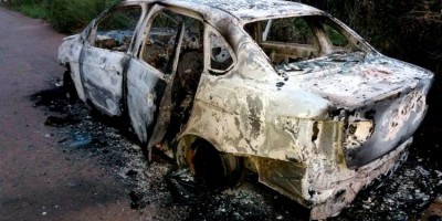 Corpo de jovem é encontrado carbonizado dentro de veículo