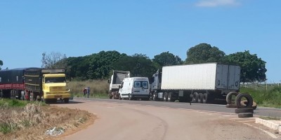 Caminhoneiros de Rolim de Moura interditam a BR 364/RO