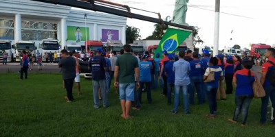 Caminhoneiros hasteiam bandeira do Brasil em Cacoal