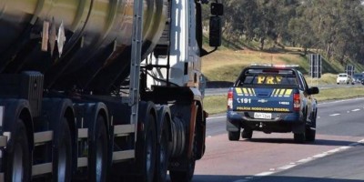 Exército escolta caminhão-tanque na saída de refinaria