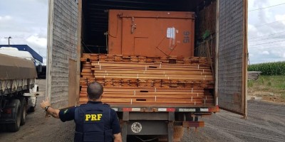 PRF apreende caminhão com madeira irregular em Vilhena, RO
