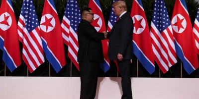 Trump e Kim apertam as mãos em encontro inédito