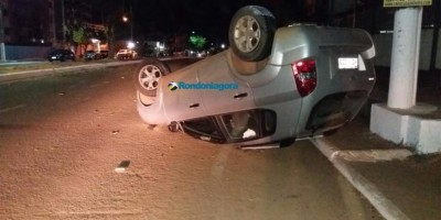 Motorista abandona carro após capotamento em Porto Velho