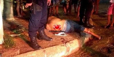 Jovens são atacados a tiros na frente de residência