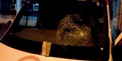 VÂNDALO: Ambulância do Samu é apedrejada durante atendimento