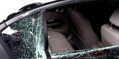 CIÚMES: Casal homossexual destrói carro após intensa briga