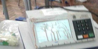 Mulher é detida após sujar urna com sangue de absorvente