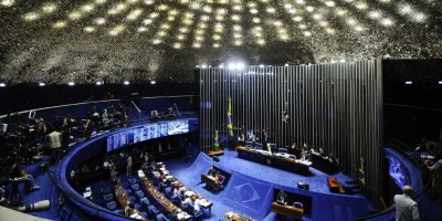 Senado gasta R$ 32 milhões em mesadas para filhas solteiras
