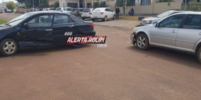 Golf e Corolla colidem no Centro da cidade