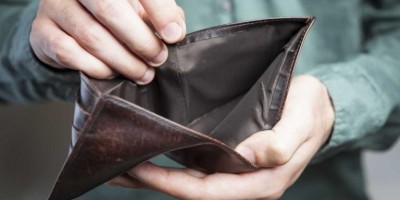 Endividado, brasileiro usará 13º para poupar e comprar 