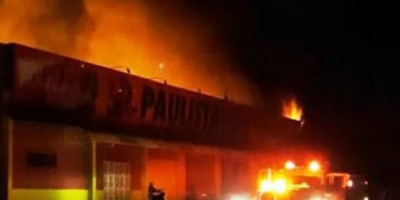 Supermercado recém-inaugurado é destruído pelo fogo